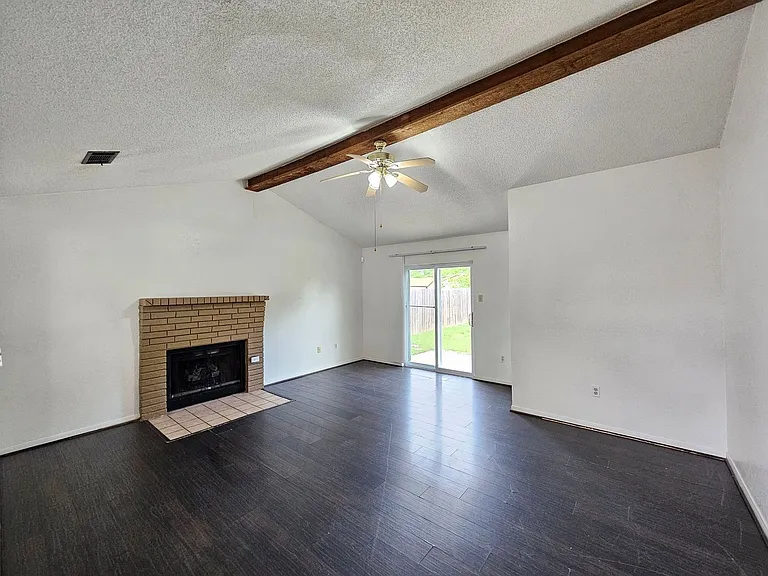 111 Bridle Dr — Photo 3