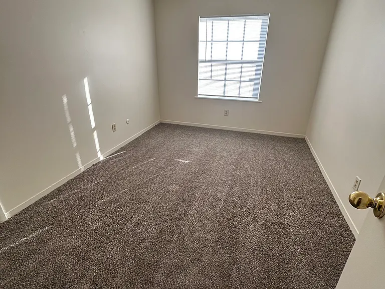 Lakeside Apartments at Walnut Hills — Photo 21