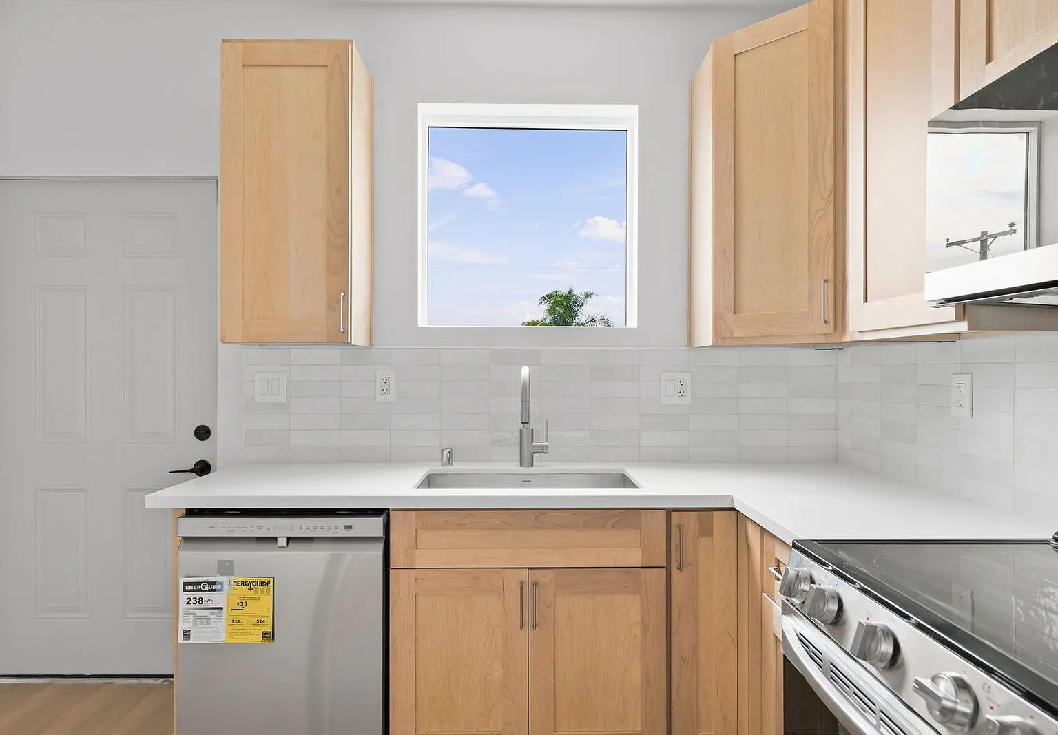 3 bed, 3.0 bath, 922 sqft, $3,600 — Photo 3