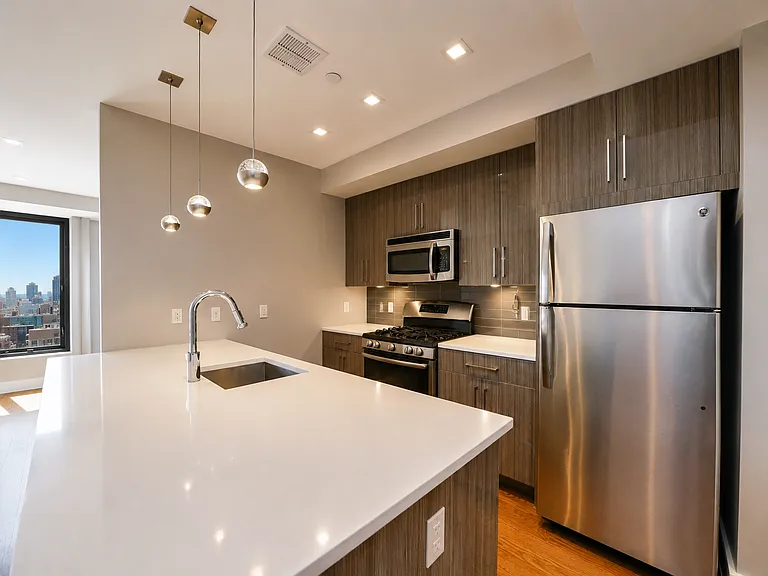 2718 Hoyt Ave S #7D — Photo 2