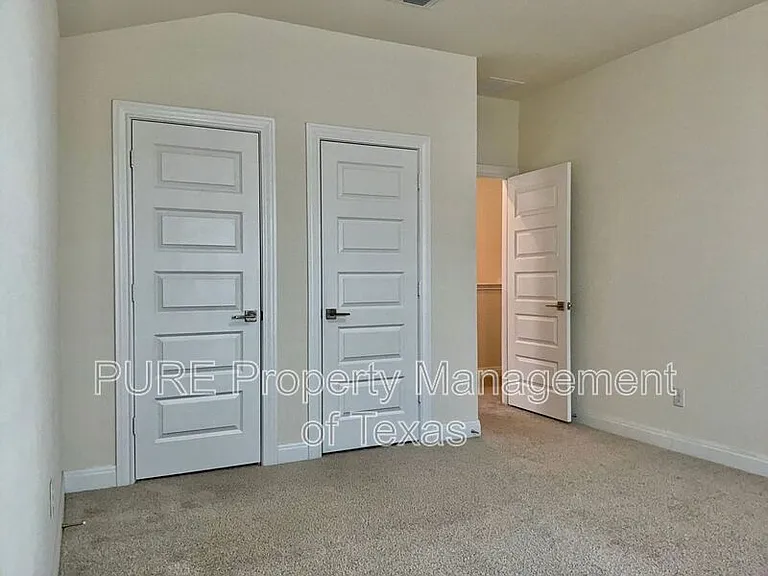 1008 Brenham Ln — Photo 24