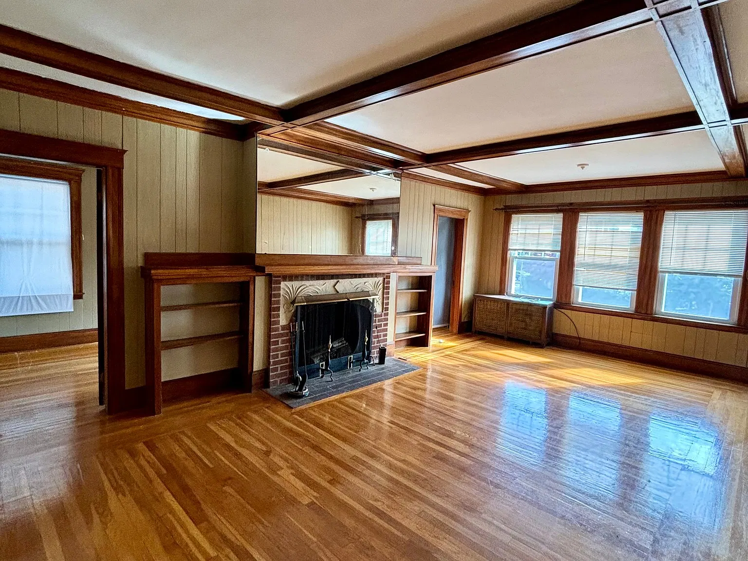 3 bed, 1.0 bath, 1400 sqft, $3,200 — Photo 1