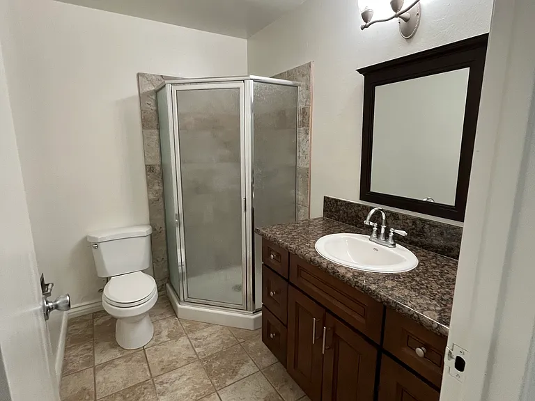 Pointe Newport Apartments — Photo 13