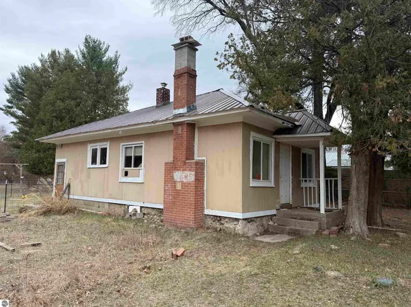 9886 S Brinton Rd, Blanchard, MI 49310