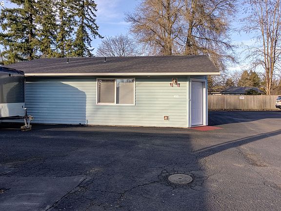 4th image of 908 NE 1st Ave