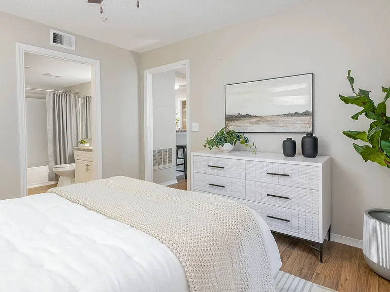 Indulge in the ideal bedroom space with en suite bathroom and deluxe walk-in closet.