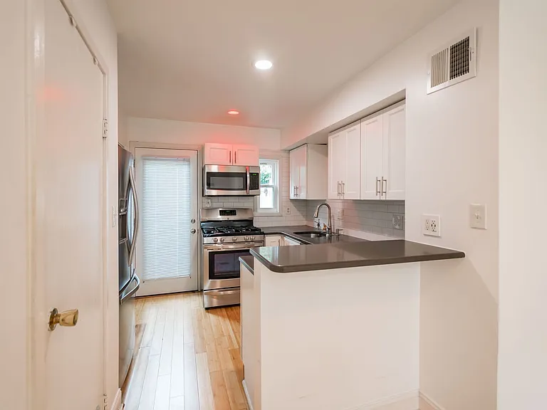 2107 Clymer St — Photo 3