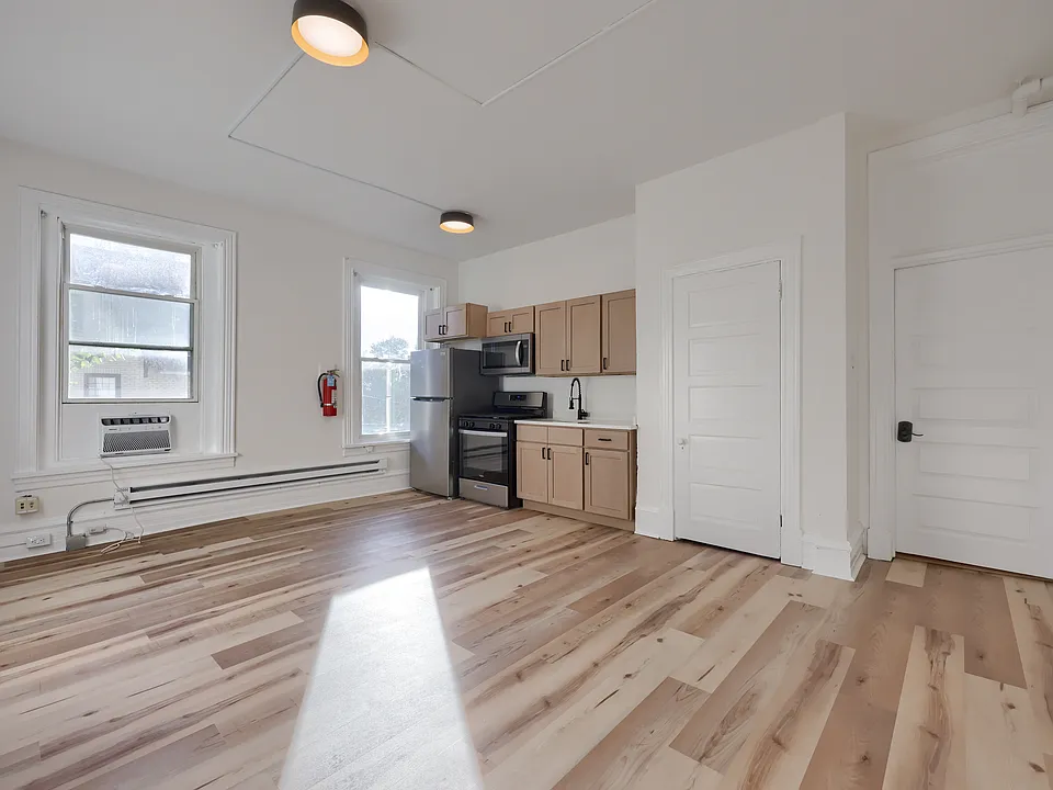 534 W James St #6