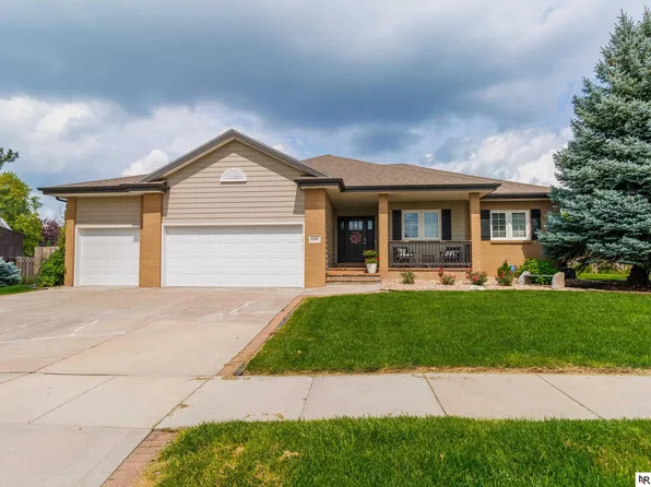 6184 Blackstone Rd, Lincoln, NE 68526