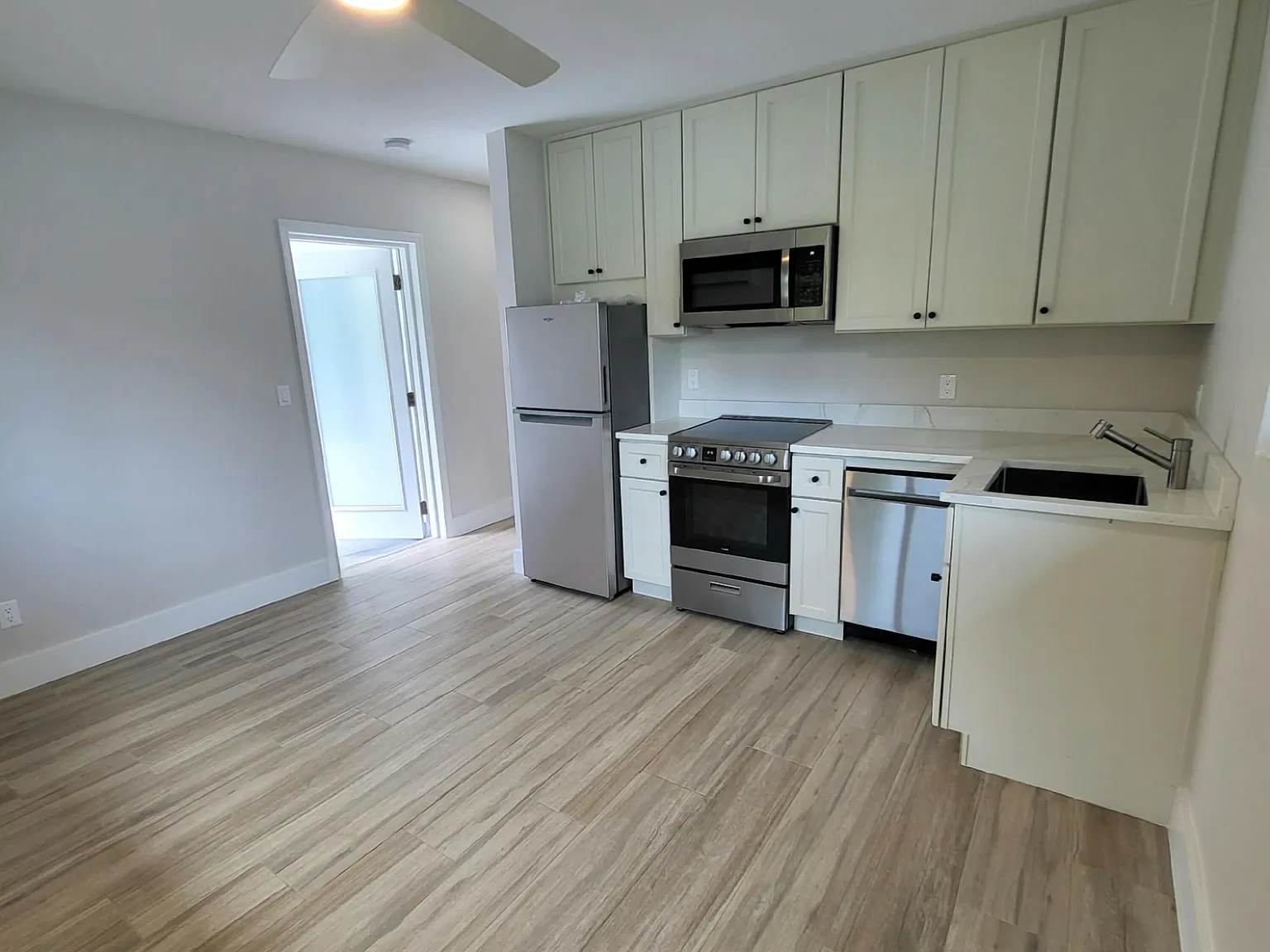 2 bed, 1.0 bath, 350 sqft, $1,300 — Photo 4