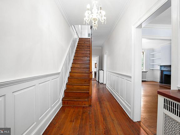 5th image of 704 Prince Edward St