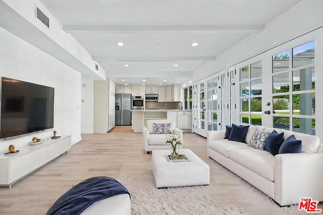 5 bed, 4.0 bath, 3198 sqft, $8,995 — Photo 1