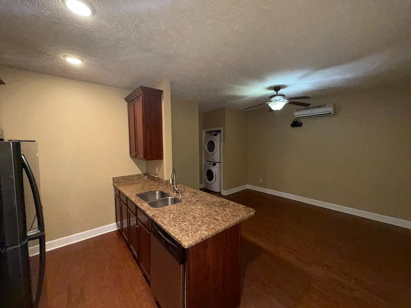 927 College St - 1 Bed 1 Bath ($725-825) — Photo 2