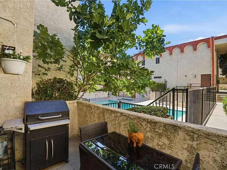 9960 Owensmouth Ave — Photo 25