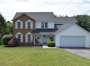 487 Wake Robin Trl, Lewisburg, WV 24901
