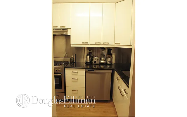 Rented by Douglas Elliman | media 23