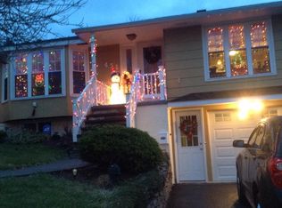 431 Clover Ridge Dr, Syracuse, NY 13206