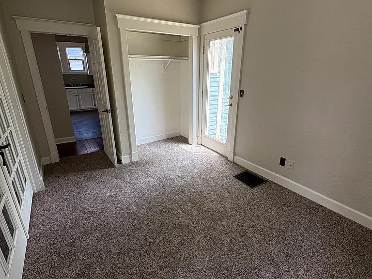 1105 E Platte Ave — Photo 15