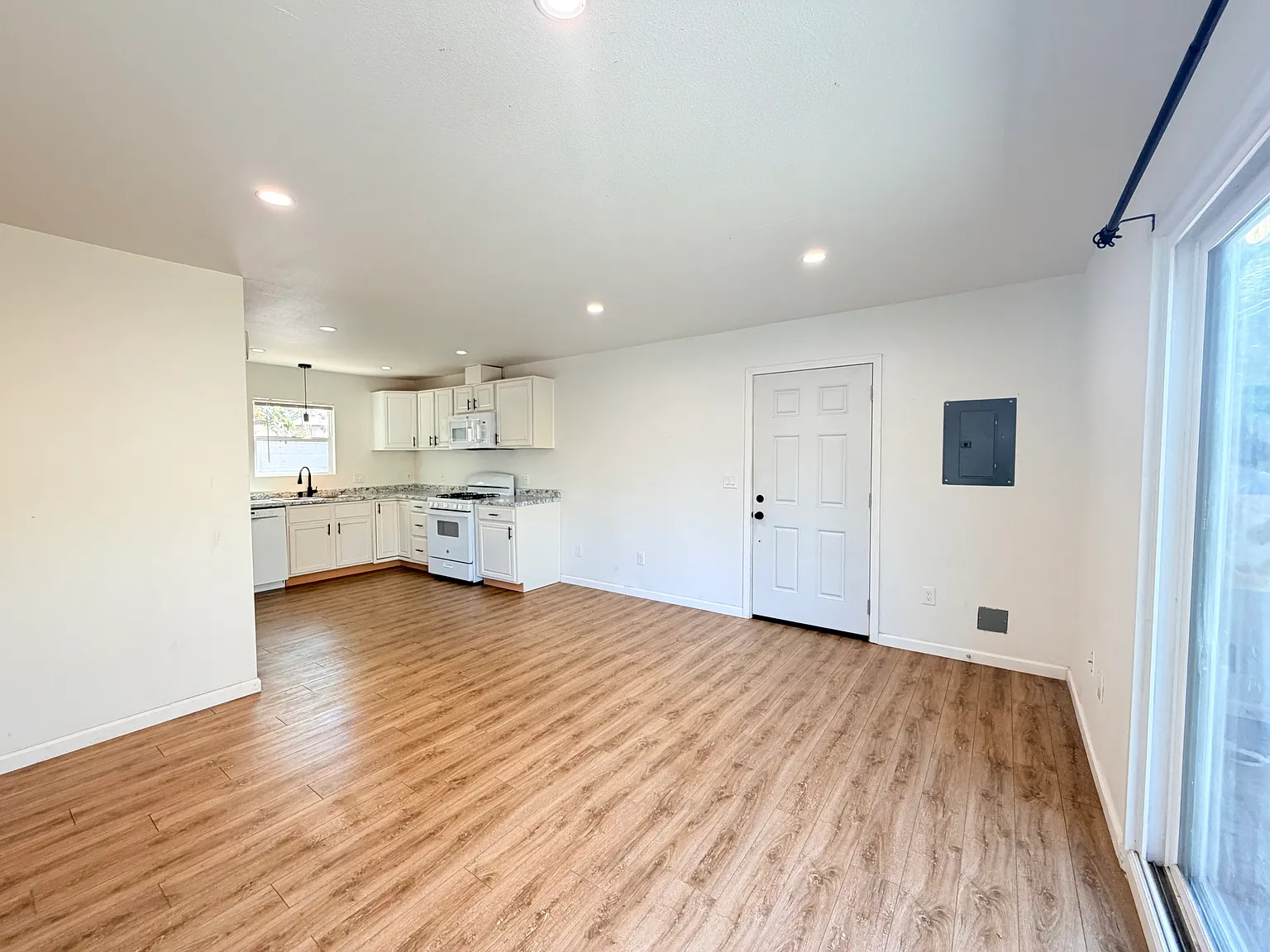 2 bed, $1,900 — Photo 2