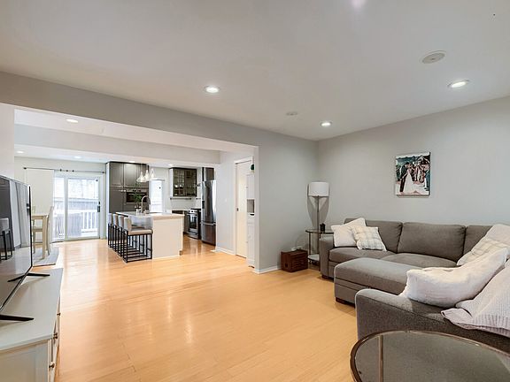 3rd image of 4647 N Kenmore Ave #B