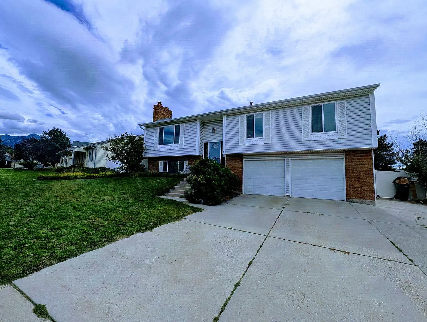 Gorgeous Home In Sandy — Photo 1