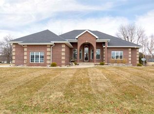 1628 Valley High Dr, Cedar Falls, IA 50613