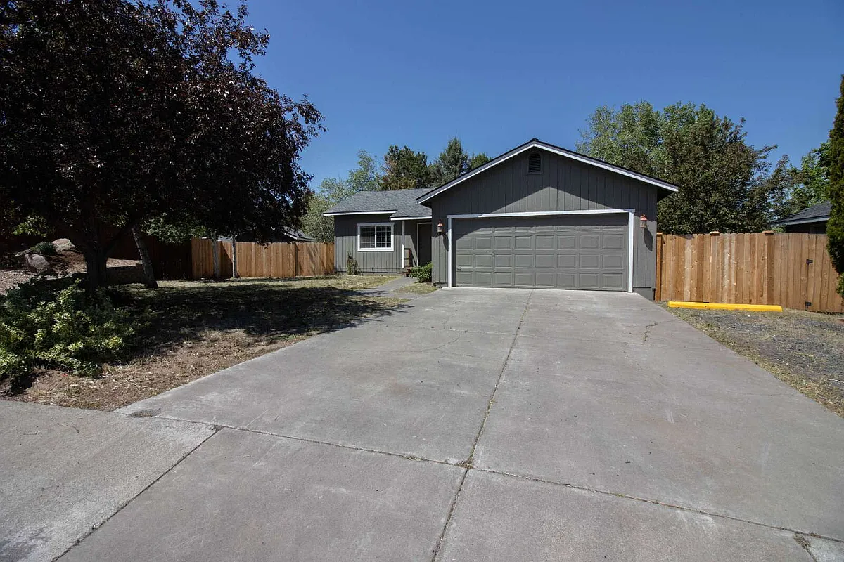 Building Photo - 3074 NE Tahoe Ct