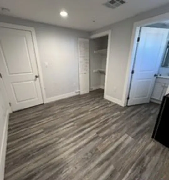 1608 W 36th Pl — Photo 8