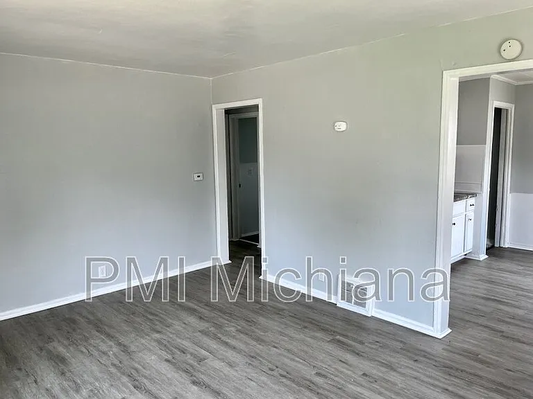230 N Albert Ave — Photo 4