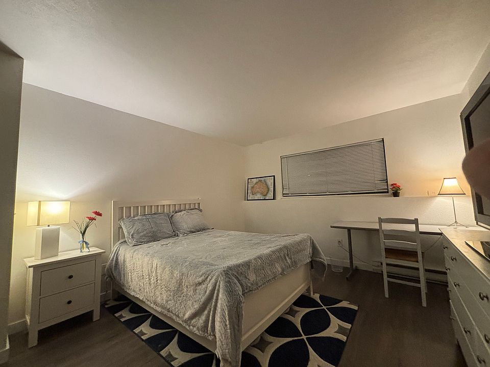 Master bedroom in the evening. We can remove this desk if you do not need it.