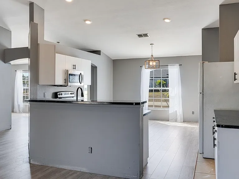 4305 NE 20th Pl — Photo 12