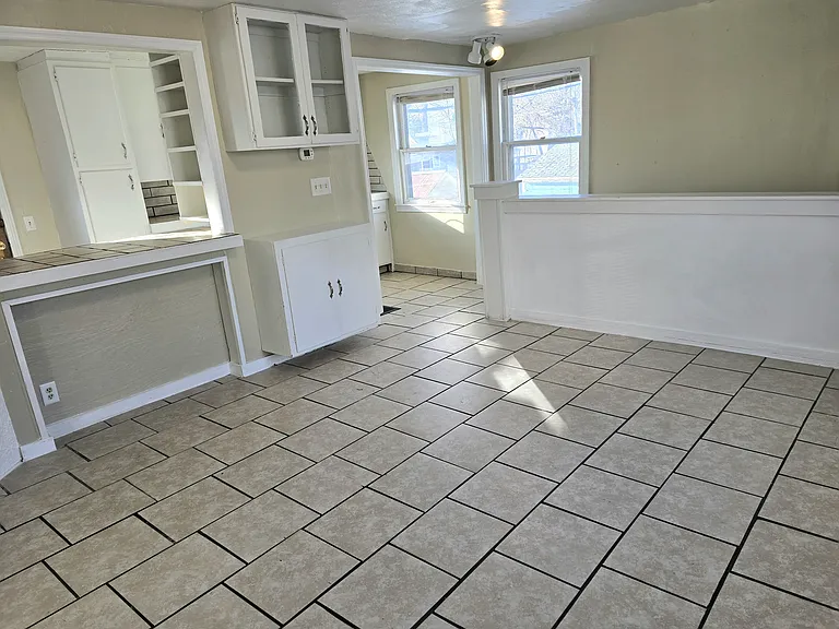242 S 10th St — Photo 3