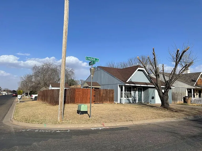 1434 Lindell Ct — Photo 3