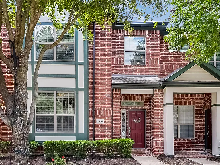 1916 Lantana Ln — Photo 2