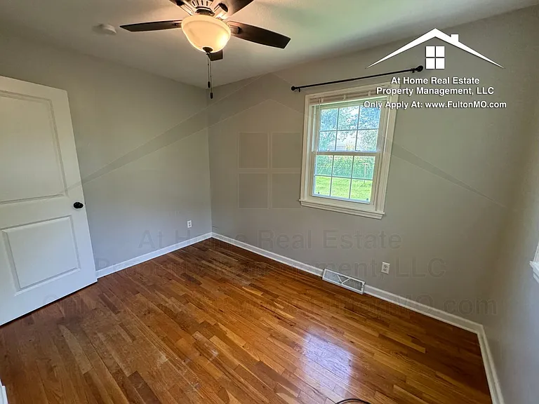 1304 Bradley Ln — Photo 23