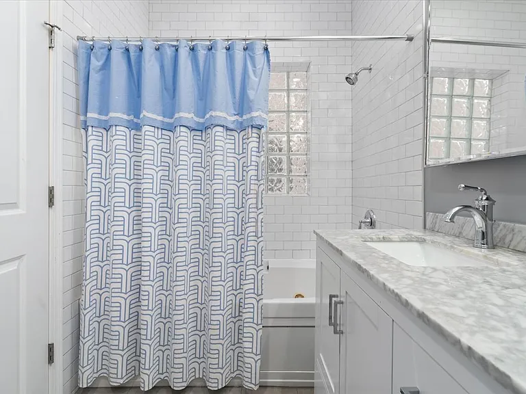 1310 W Fletcher St #1E — Photo 17