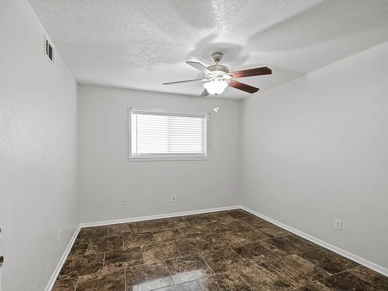 1905 Zapp Ln — Photo 12