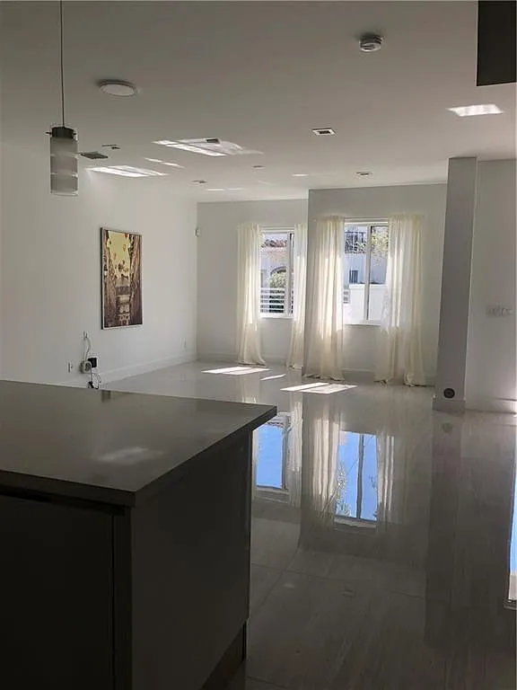 3 bed, 3.5 bath, 1889 sqft, $4,650 — Photo 4