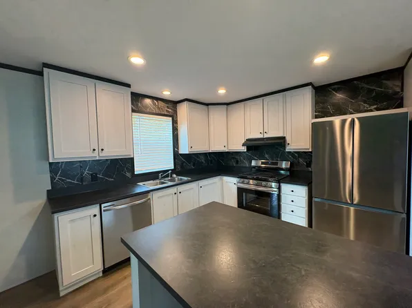 213 Pipers Ln, Mount Morris, MI 48458