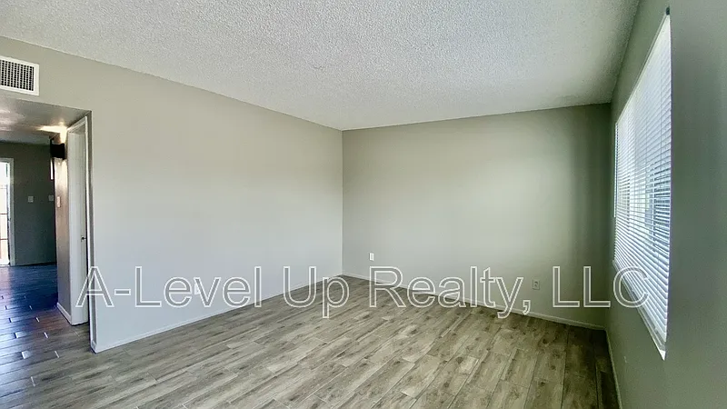 2 bed, 1.0 bath, 950 sqft, $1,100 — Photo 2