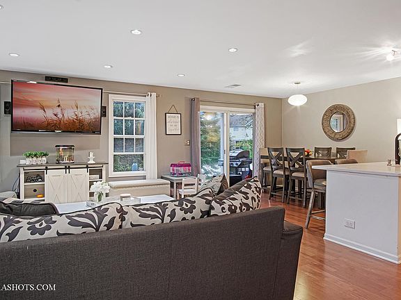 4th image of 1355 Hampshire Ct #1355