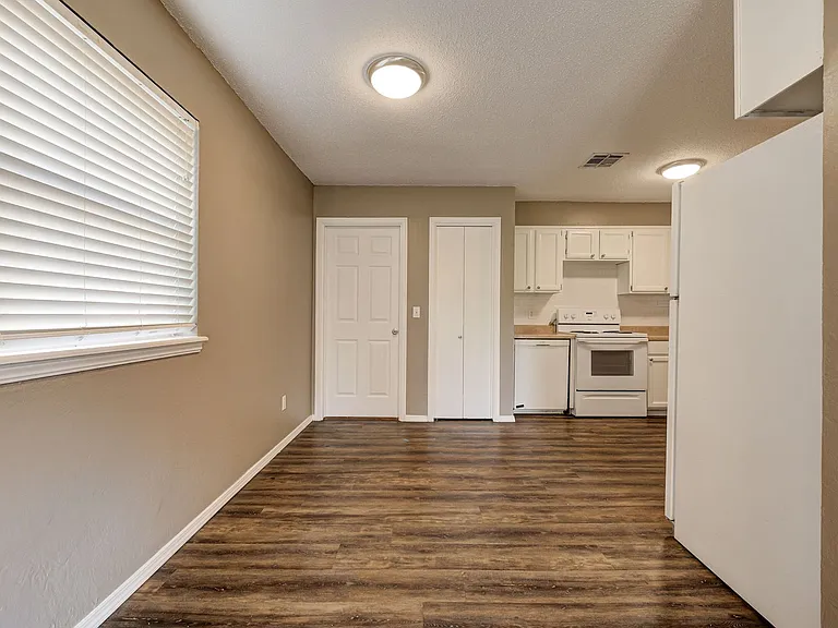 636 E 27th Pl — Photo 7