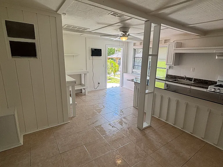 2571 NE Palm Ave #C — Photo 16