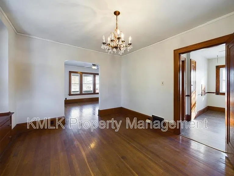 524 Allyn St — Photo 14