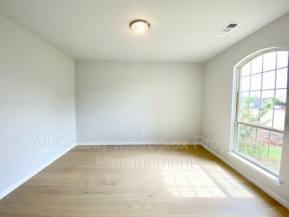 2nd image of 4609 White Oak Ln
