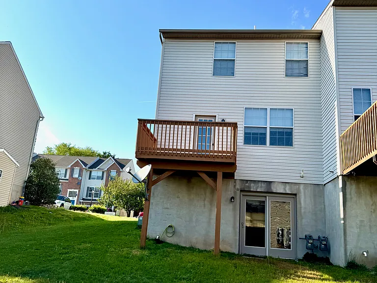 1290 Wanda Dr - Rear Yard