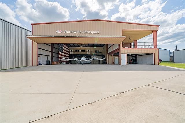 1st image of 902 Aviator Dr