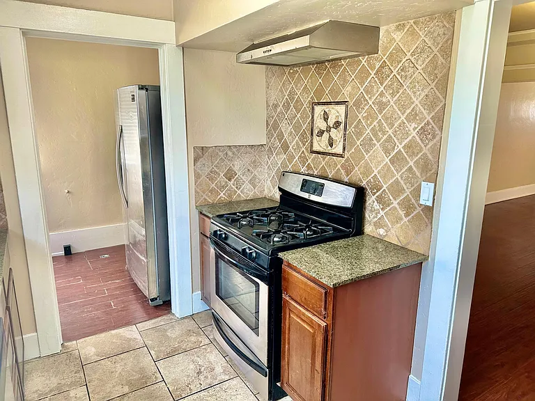 1257 N Thorne Ave — Photo 11