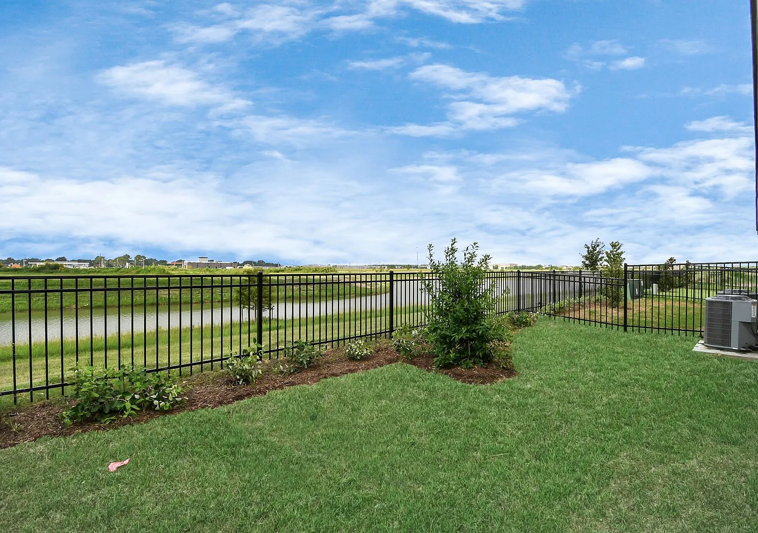 Welcome to the Elm Single-Level Charm, Modern Style. — Photo 4