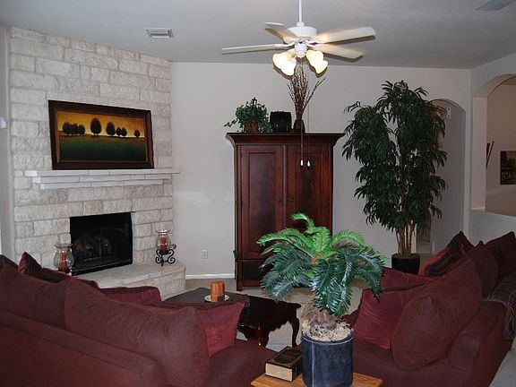 5th image of 818 Windsor Hill Dr